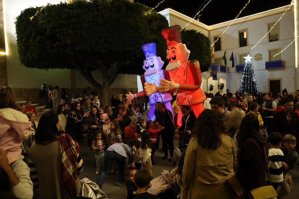 Dalías enciende la Navidad con música, baile, animación y fuegos artificiales