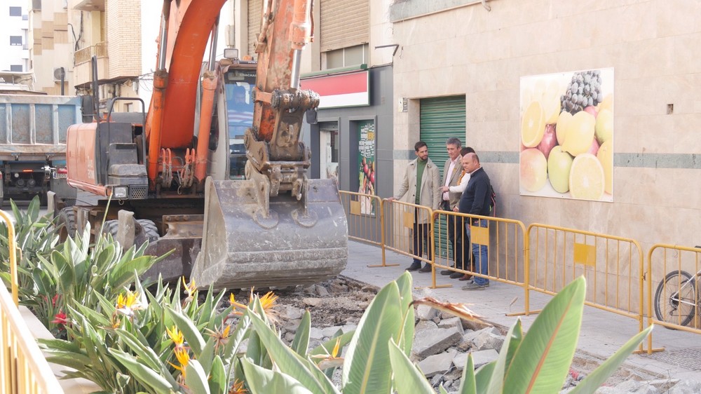La calle Mercado de Adra comienza las obras de semipeatonalización que potenciarán los comercios