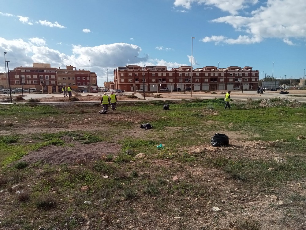 El Ejido acomete tareas de limpieza y desbroce en parcelas municipales