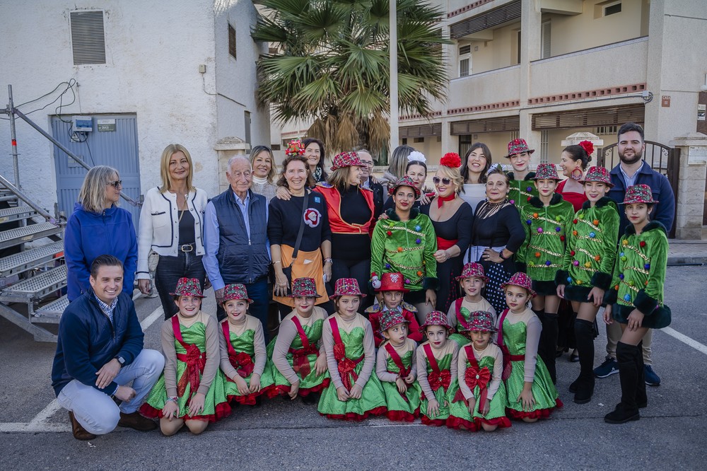 Los vecinos de la Urbanización de Roquetas de Mar celebran su tradicional fiesta con motivo de la Navidad