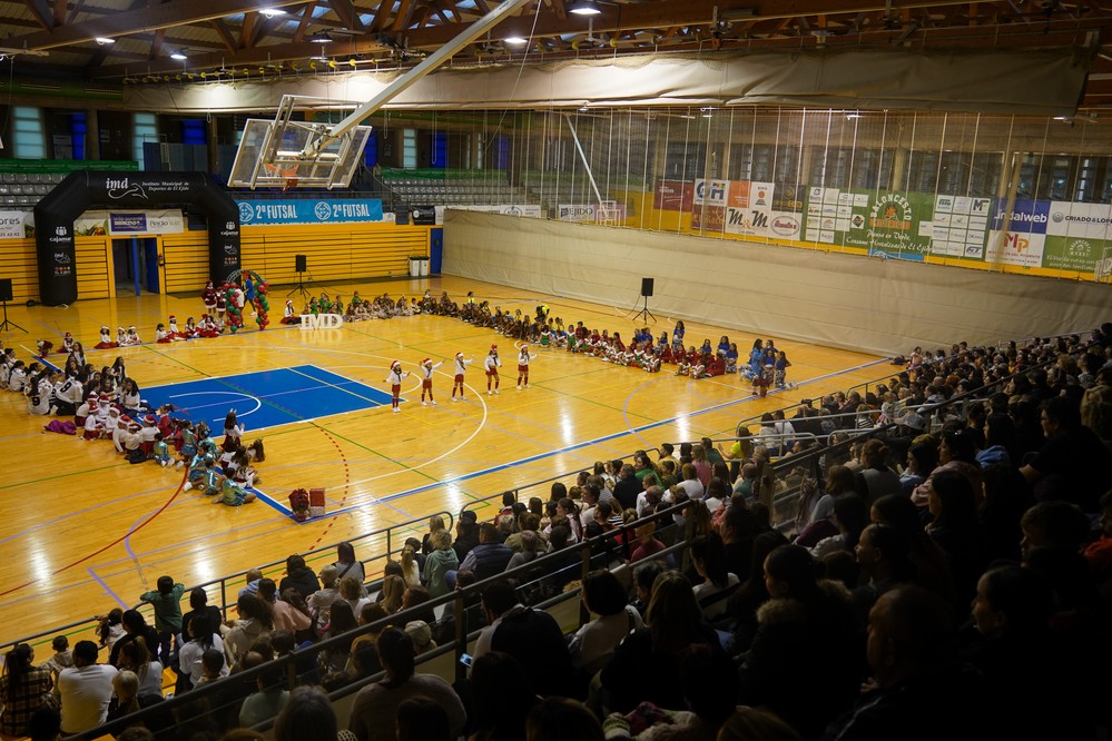 Exhibición navideña de medio millar de menores de las escuelas de gimnasia rítmica, acrobática y baile moderno del IMD