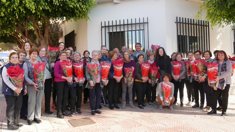 Manuel Cortés celebra la Navidad con los alumnos de los talleres de las barriadas de La Curva y Guainos
