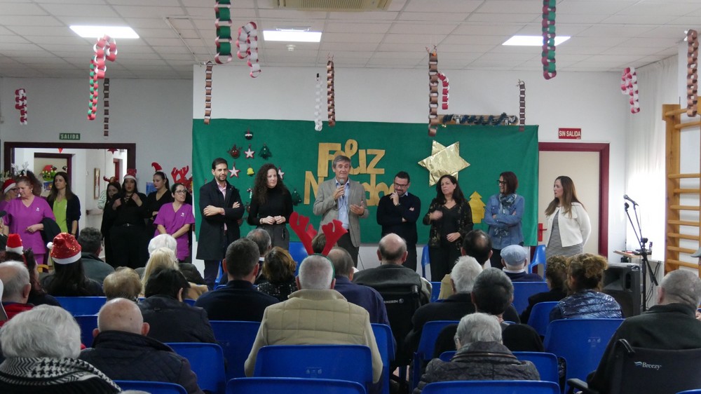 La Residencia y el Centro de Mayores de Adra celebran la Navidad en su tradicional fiesta con familiares