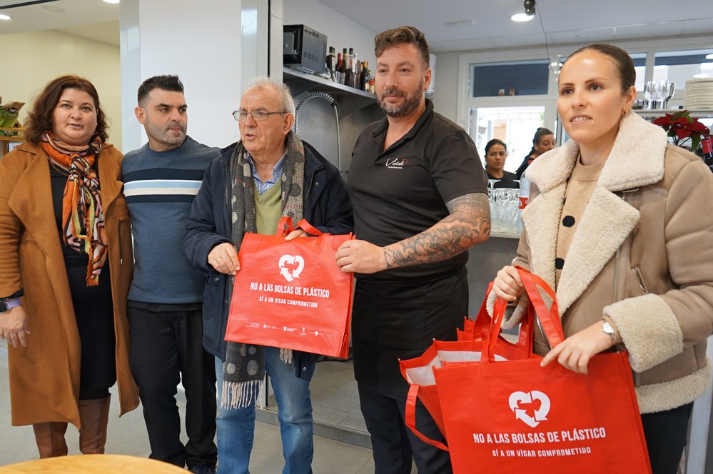 Vícar lanza una campaña de concienciación para reducir el uso de bolsas de plástico en el comercio local