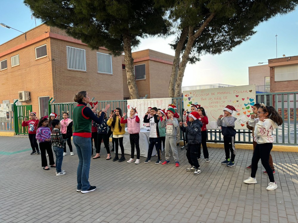 El corazón de Vícar marca el pulso solidario de la comunidad educativa de la provincia con los escolares de Valencia
