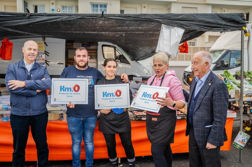 Roquetas de Mar distingue los puestos del mercadillo por su excelencia y trazabilidad