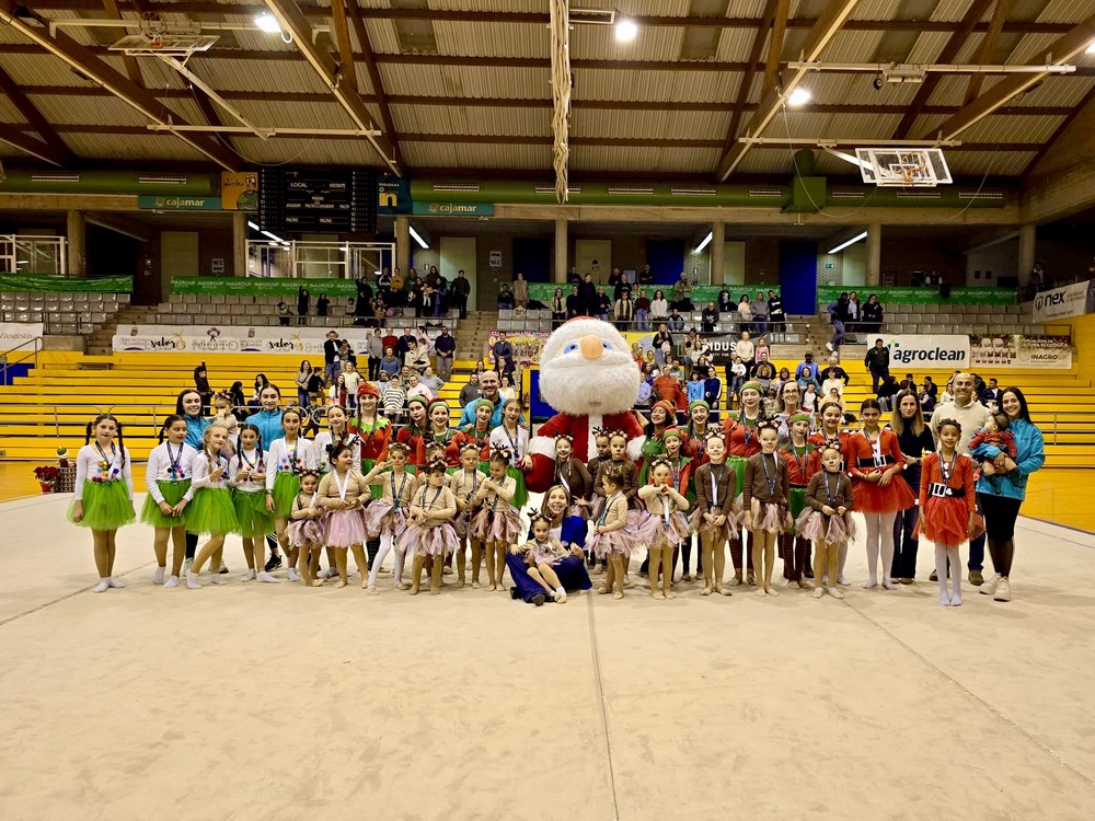 La Escuela de Gimnasia Rítmica Poniente El Ejido ofrece su exhibición de Navidad