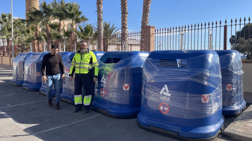 Adra mejora la recogida de papel y cartón con la incorporación de 12 nuevos contenedores azules