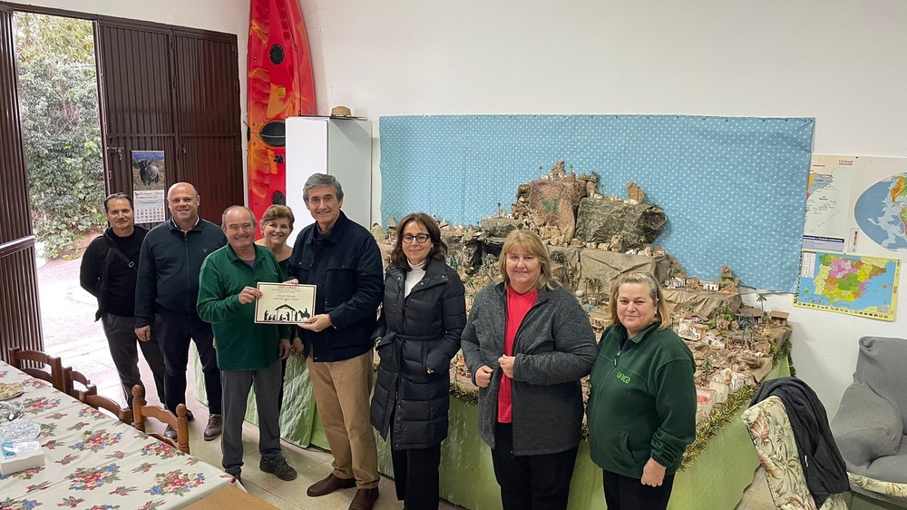 Manuel Cortés entrega los premios a los ganadores del XXX Concurso Local de Belenes