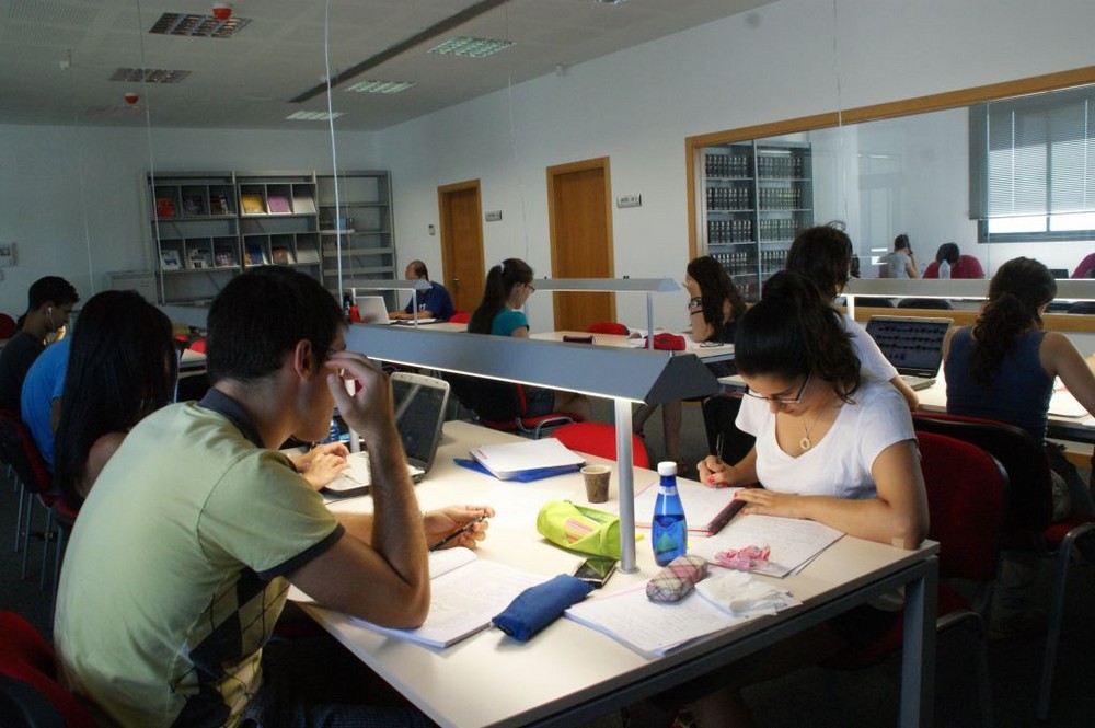 La Biblioteca Joven de Vícar refuerza su horario de cara a los exámenes universitarios