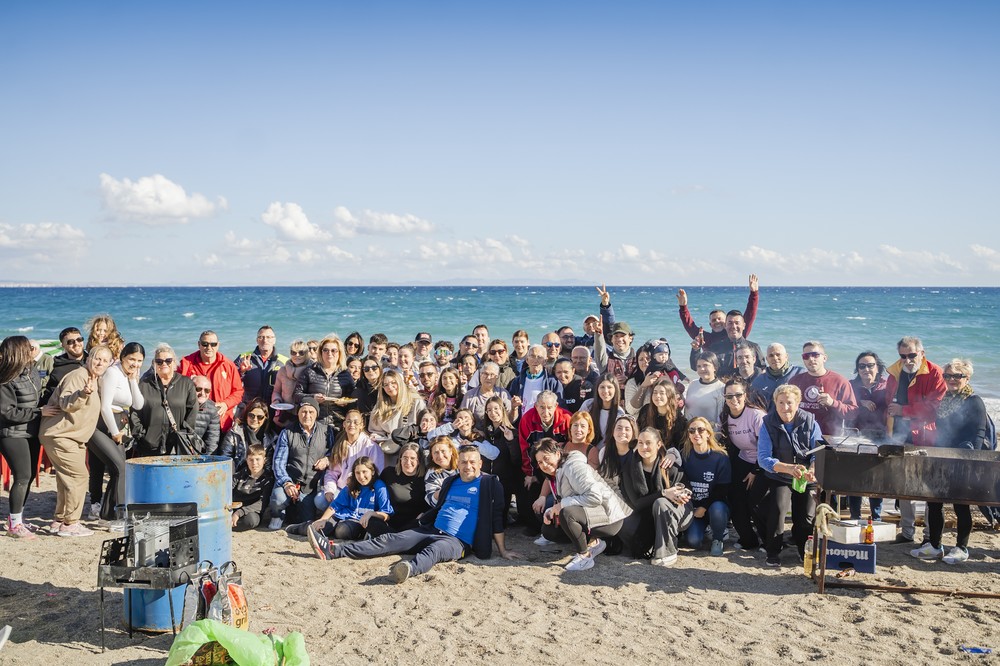 Miles de personas celebran en torno a las hogueras las tradicionales Moragas en Roquetas de Mar