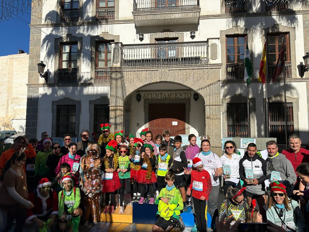 La Carrera San Silvestre de la Hermandad del Prendimiento de Adra recauda fondos para la Asociación Siempre Valientes