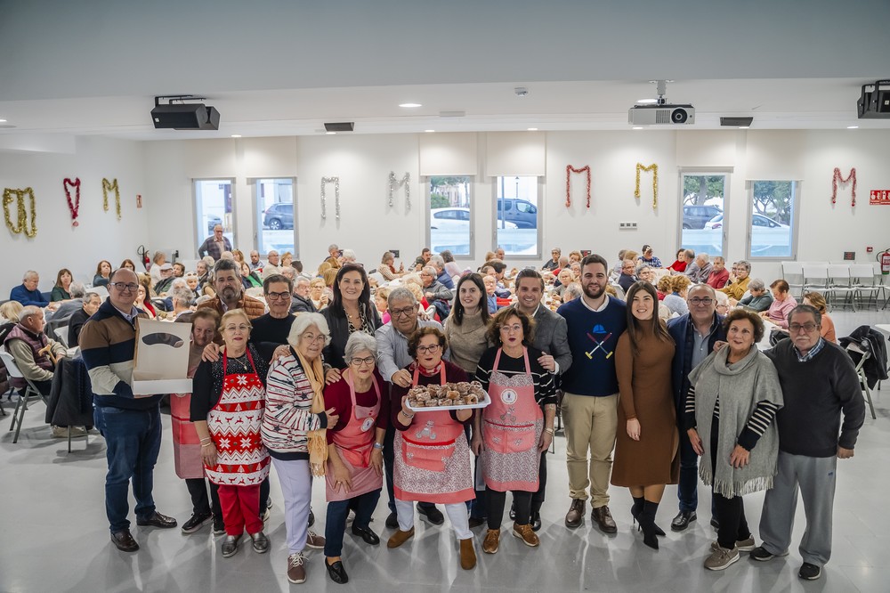 El Ayuntamiento organiza su tradicional reparto de roscón de reyes a las asociaciones de mayores de Roquetas