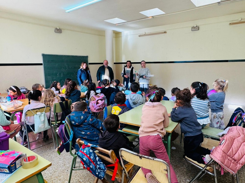 Más de 40 familias se benefician de la Ludoteca de Navidad en Dalías
