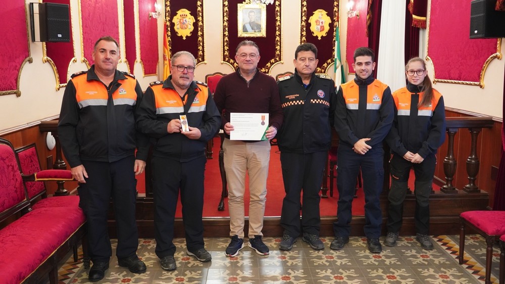 El alcalde de Berja recibe a Gabriel Cara tras obtener la medalla de plata al mérito de Protección Civil