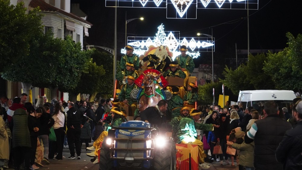 Berja deslumbra en la noche más mágica del año con su Cabalgata de Reyes Magos