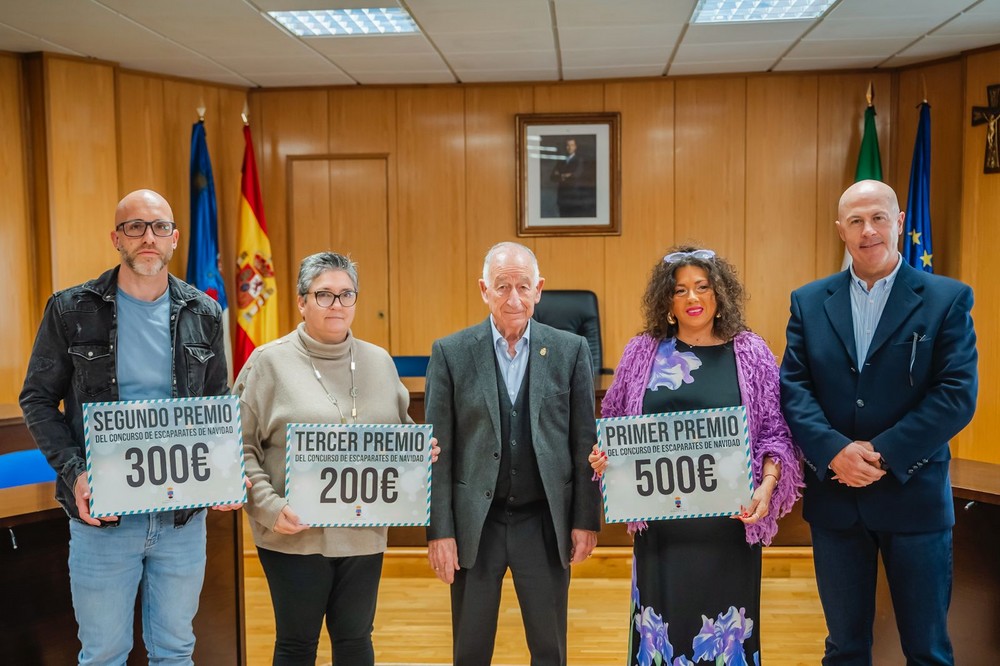 La Clínica Veterinaria Algaida se alza con el primer premio del Concurso de Escaparates de Navidad 2024