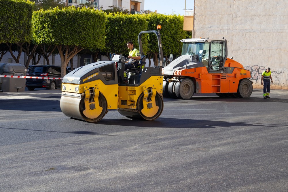 El Ayuntamiento incrementa el número de plazas de aparcamiento público con el asfaltado de un nuevo solar en el Paseo de las Lomas