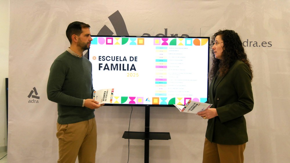 El Ayuntamiento de Adra presenta la nueva edición de la Escuela de Familia para 2025