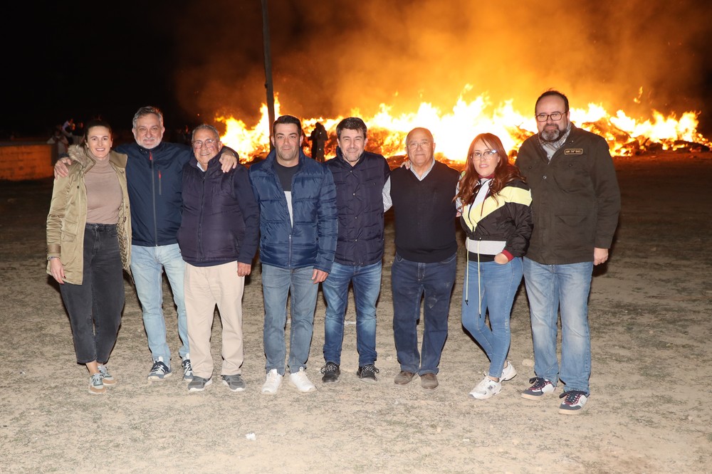 El San Antón de San Agustín ilumina el cielo en una noche para reavivar tradiciones