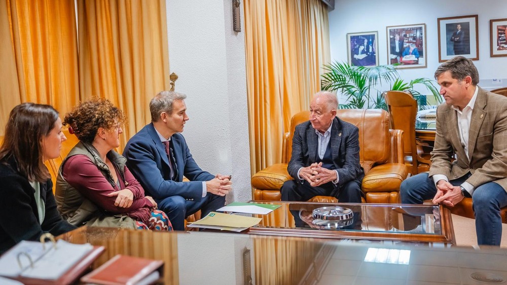 Junta y Ayuntamiento de Roquetas de Mar suman esfuerzos para fomentar la inserción laboral de colectivos vulnerables y jóvenes