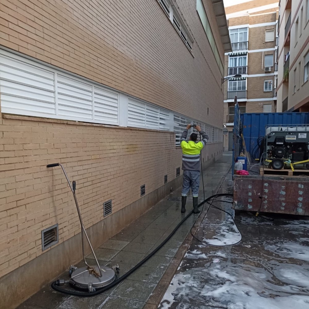 Plan de limpieza intensiva en Adra en zonas de núcleo urbano y barriadas con la hidrolimpiadora a presión