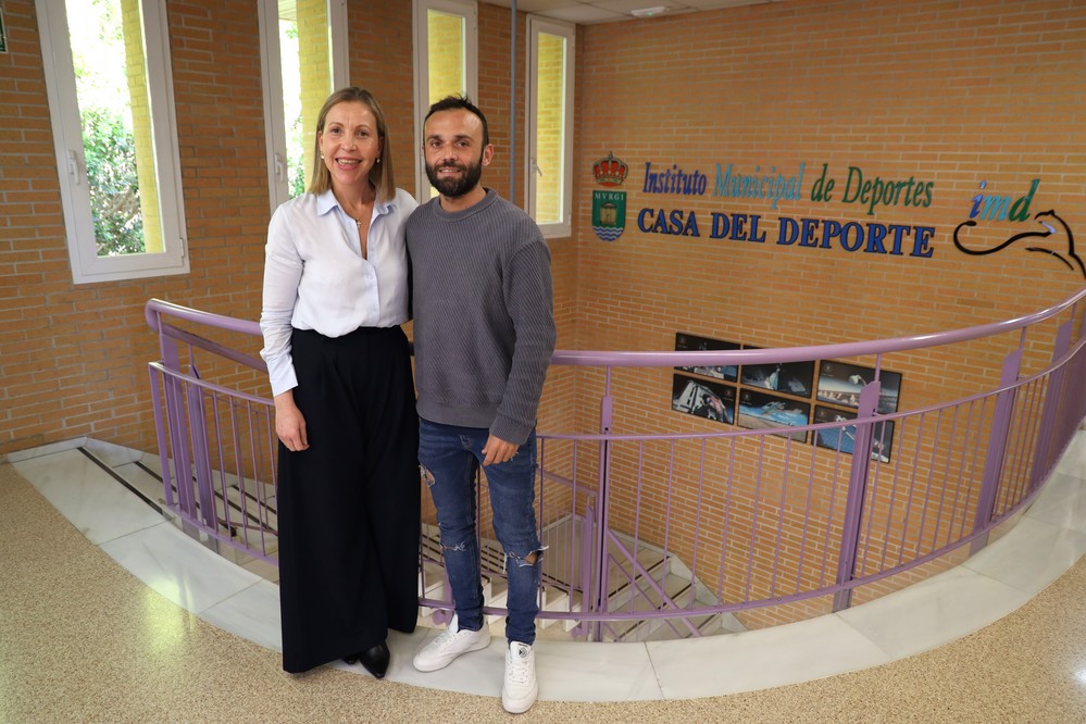 La concejala de Deportes felicita a Antonio Tarifa tras alcanzar la presidencia de la Federación Andaluza de Halterofilia