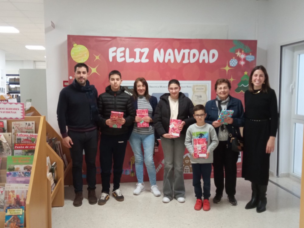 La Biblioteca Municipal de Adra entrega los premios por el ‘rasca y gana’ de Navidad a sus lectores más fieles