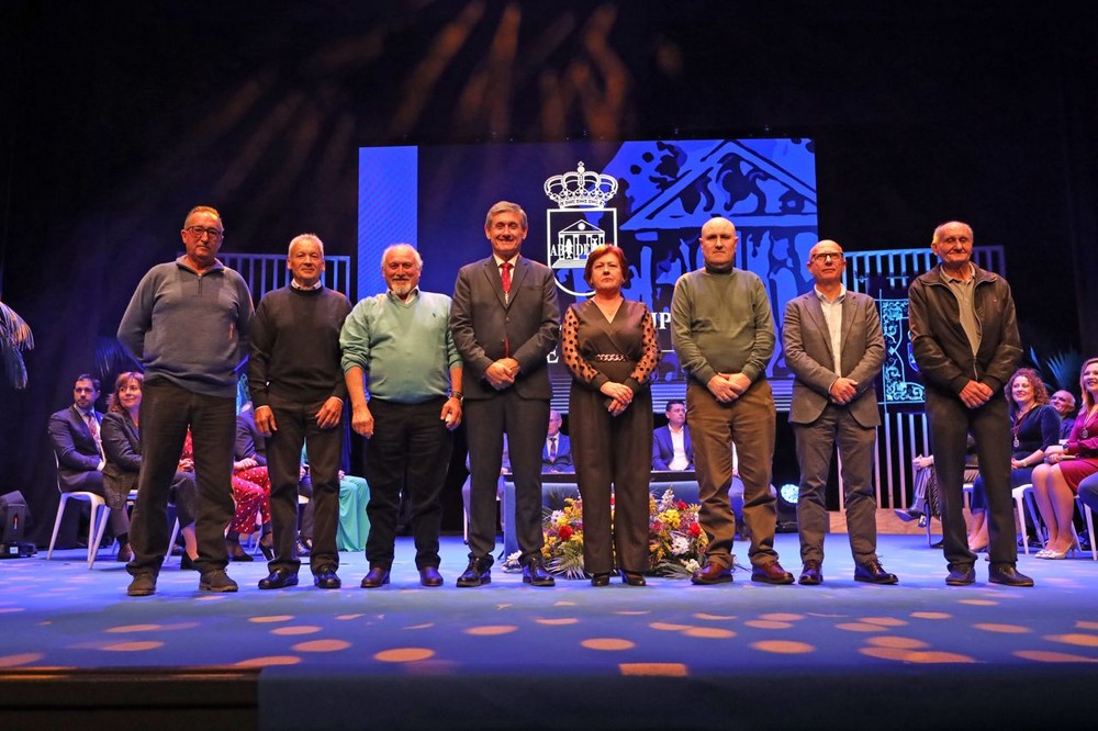 Adra reconoce a Bar Coines y Semillero Los Crespos en la celebración del Día del Municipio