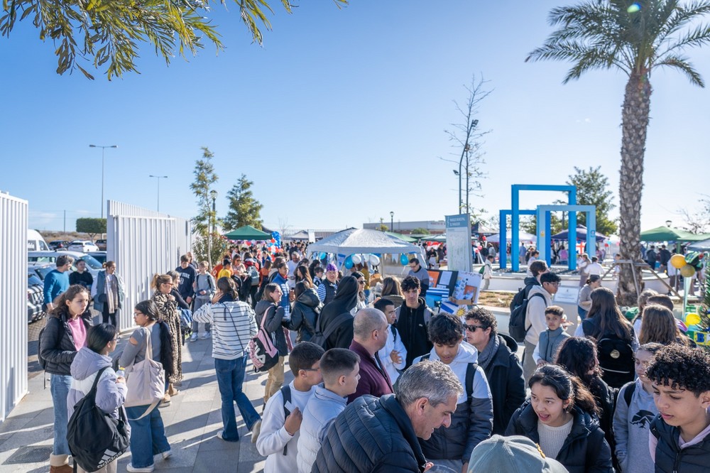 Alumnado del IES El Parador recrean FITUR en el Parque de la Música para descubrir otras culturas