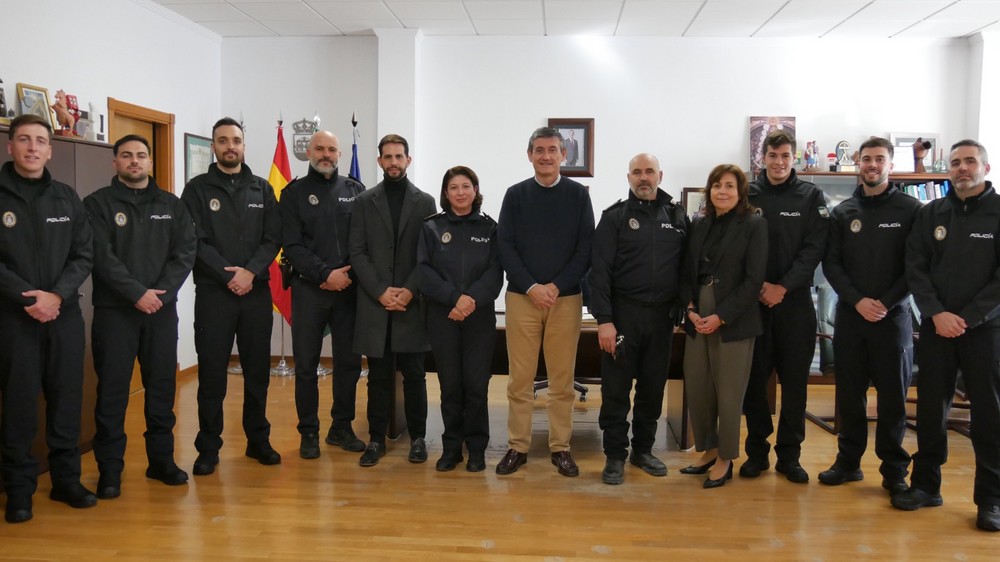 Manuel Cortés recibe en el Ayuntamiento a los seis nuevos agentes que inician la recta final de su formación