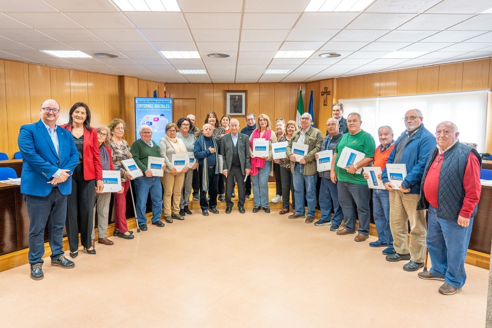 Encuentro con representantes del Consejo Municipal del Mayor para presentar los talleres Activos Digitales