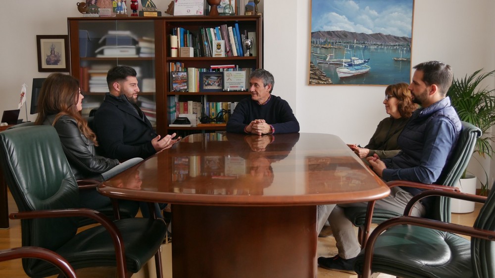 Manuel Cortés apoya al cocinero abderitano, Eduardo López, que opta a una beca de 40.000 euros