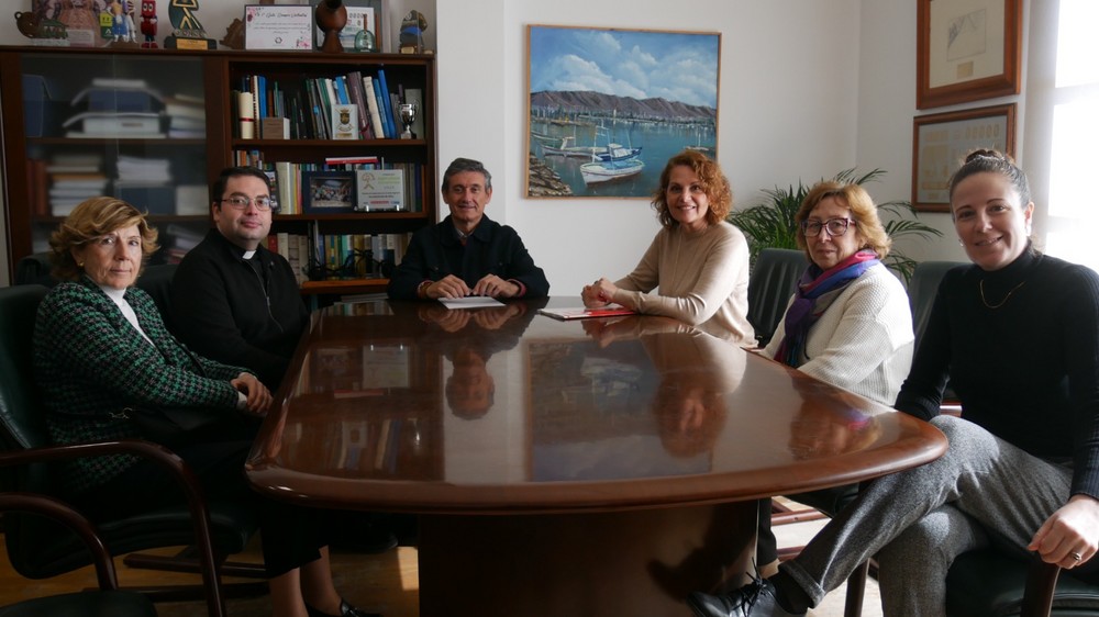 Manuel Cortés recibe a la directora de Cáritas Diocesana en Almería, Mari Carmen Torres