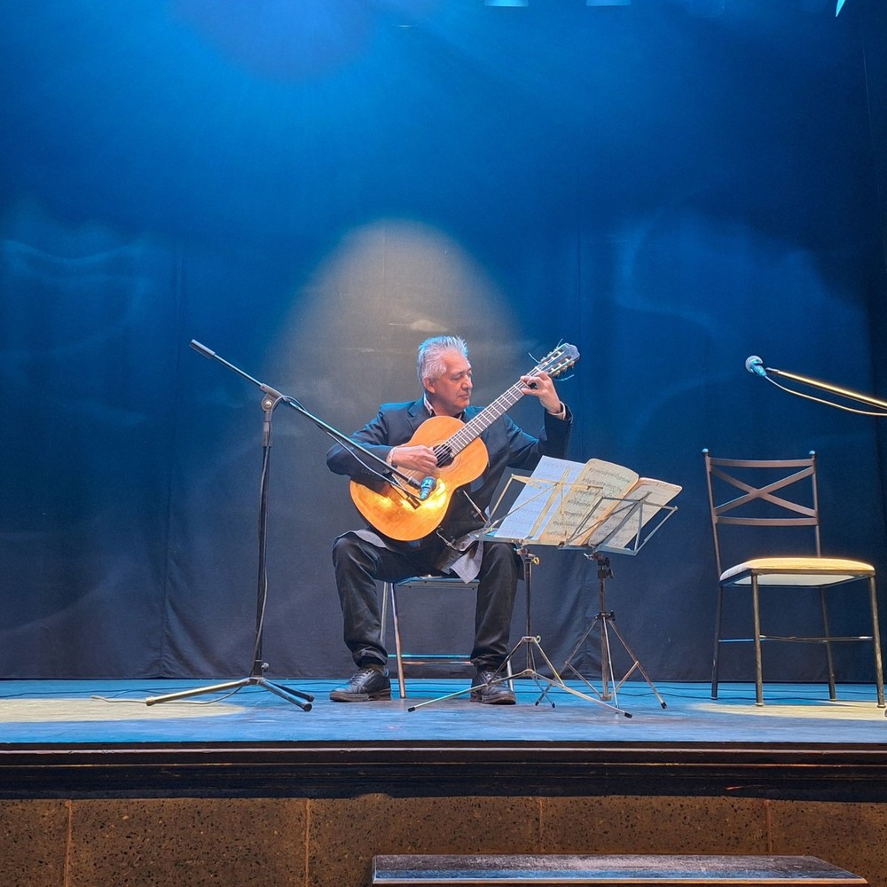 Mario Ulloa deja boquiabierto al público en el Teatro Municipal de Dalías
