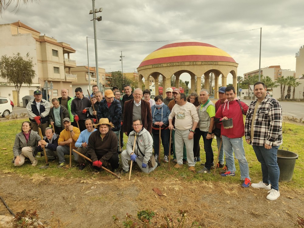 Jóvenes de Asprodesa y alumnos de la Escuela Agraria realizan la plantación de unos 200 árboles en el Bulevar