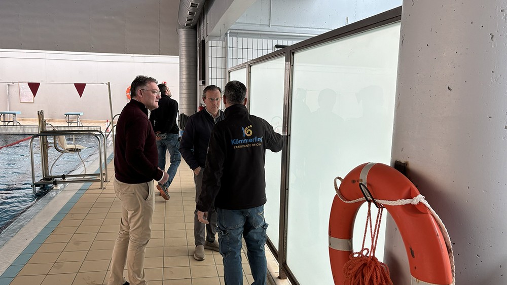 Comienzan los trabajos de sustitución de las mamparas en la Piscina Climatizada de Berja