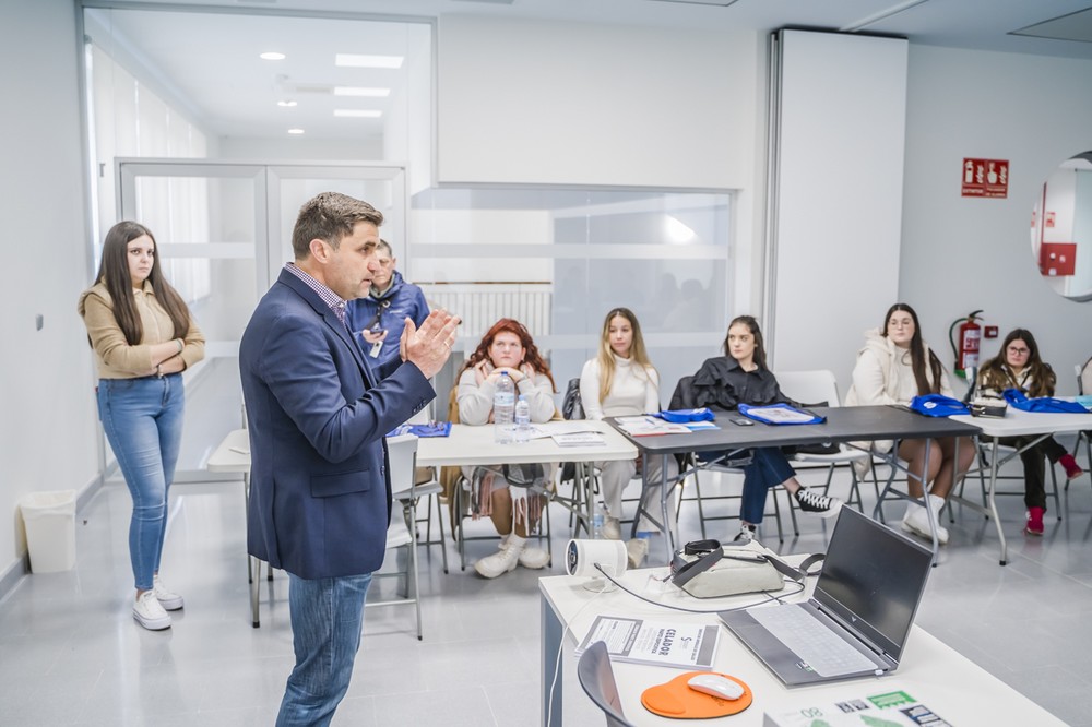 Roquetas recibe la subvención para la puesta en marcha de 60 proyectos de empleo destinados a menores de 30 años