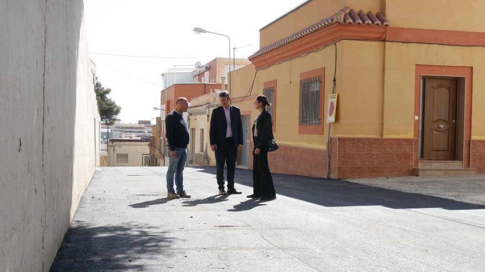 Manuel Cortés visita el fin de los trabajos de asfaltado en el entorno del CEIP Pedro de Mena en Adra