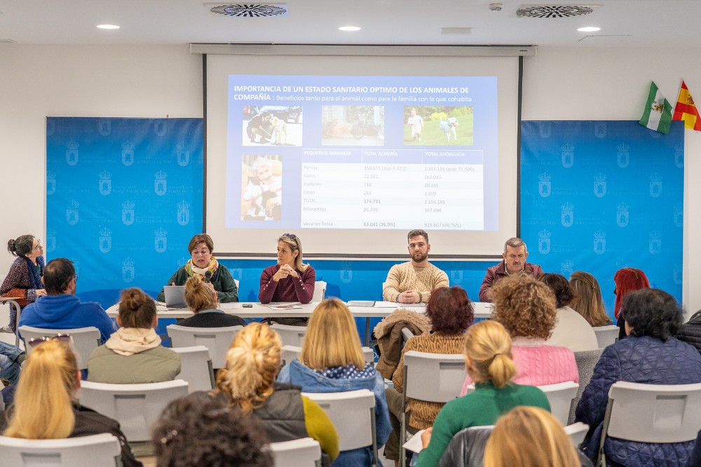 El Colegio de Veterinarios de Almería y el Ayuntamiento de Roquetas de Mar impulsan un programa para el control y protección de los gatos comunitarios