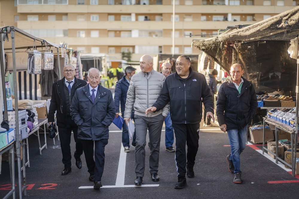 Primer día de mercadillo de los jueves de Roquetas de Mar en su nueva ubicación