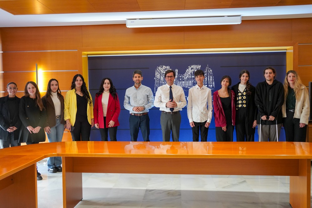 El alcalde recibe a los dos equipos ganadores del II Torneo de Debate Escolar de El Ejido