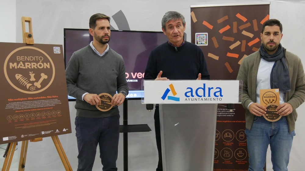 Adra presenta a su nuevo vecino ‘Bendito Marrón’, el contenedor que pondrá en marcha la recogida de biorresiduos
