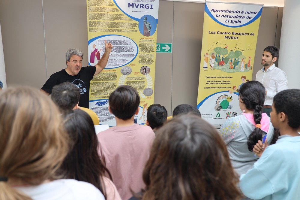 La exposición del ‘Aula de Ecología de Urbana. Aprendiendo a mirar la Naturaleza de El Ejido’ recibe la primera de visita con 80 alumnos del CEPR Ciavieja