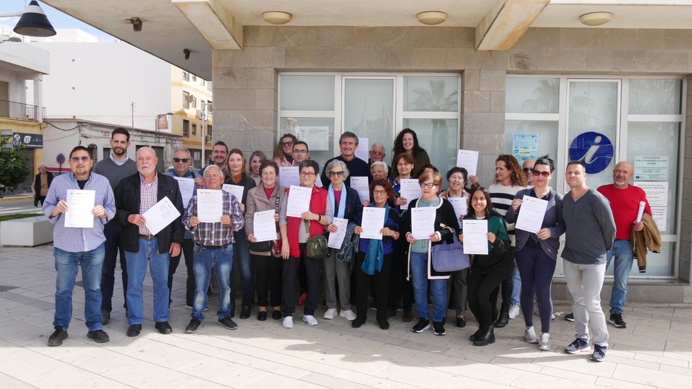Manuel Cortés entrega los diplomas al alumnado del grado de Capacitación Digital de CEPER Mediterráneo