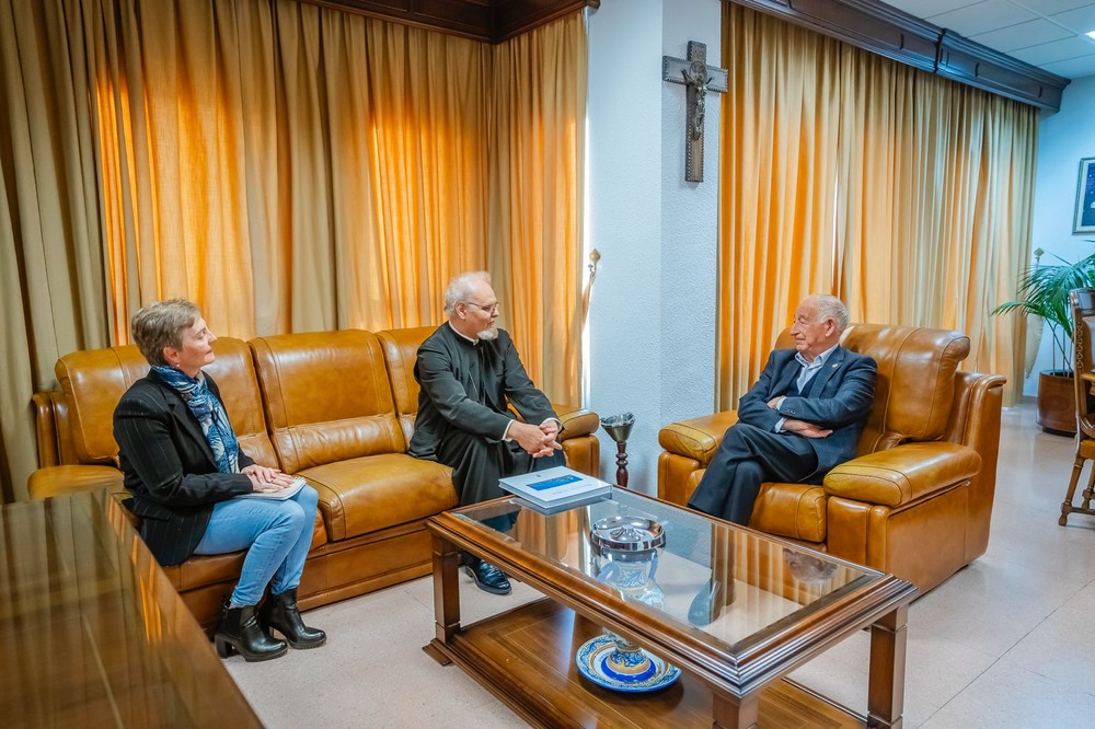 Gabriel Amat da la bienvenida al nuevo párroco de la Iglesia Ortodoxa Rumana de Roquetas de Mar