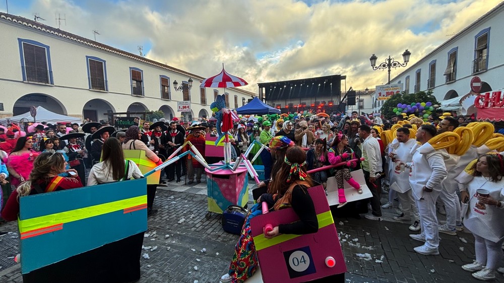 El Carnaval de Berja llena la Plaza Porticada con una multitudinaria fiesta