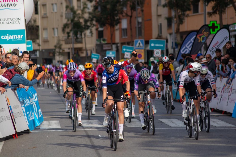 Ally Wollaston se impone al sprint en Roquetas de Mar