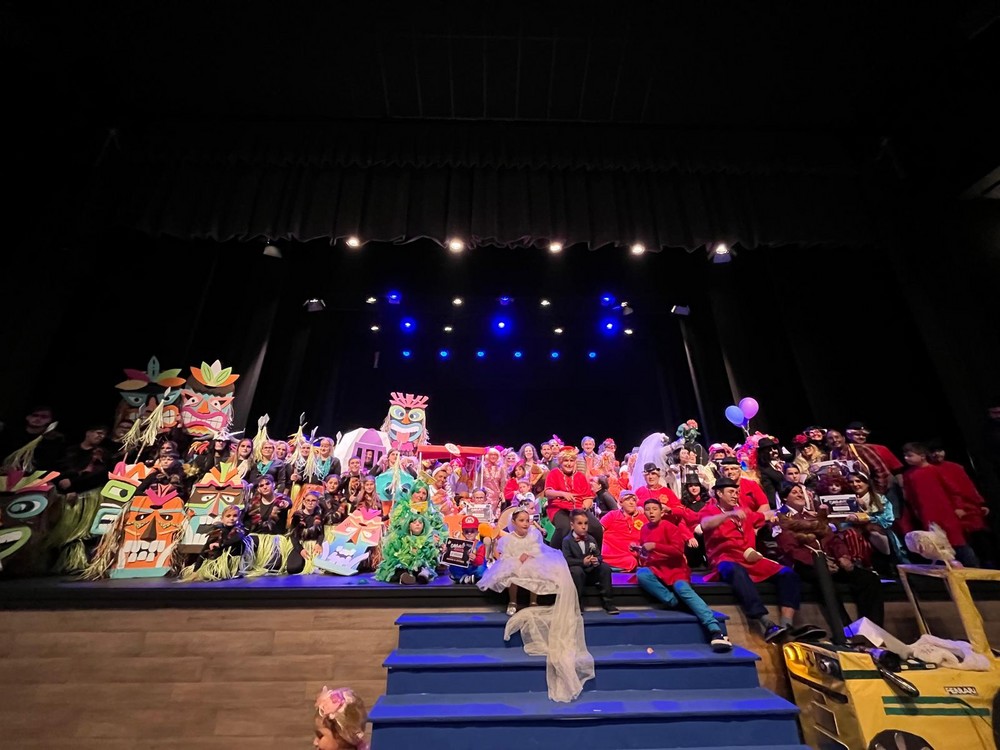 El Gran Desfile de Carnaval de Adra llena de vecinos, vecinas y visitantes las calles de la ciudad