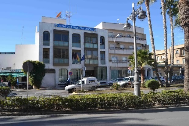 Condenan al Ayuntamiento de Roquetas a reintegrar la nómina de dos policías locales
